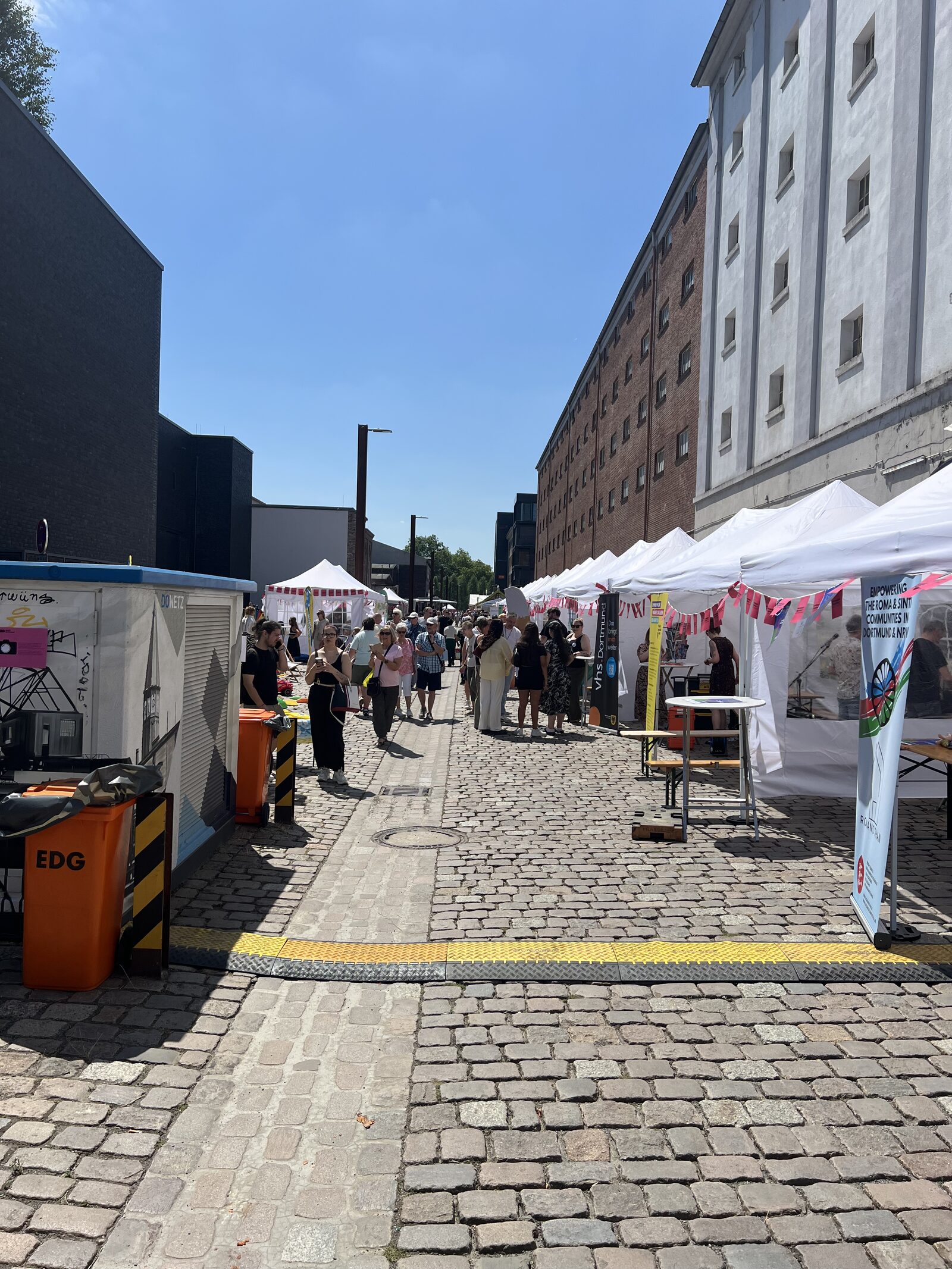 Festmeile beim Hafenfest Dortmund mit Ständen und Besucher:innen