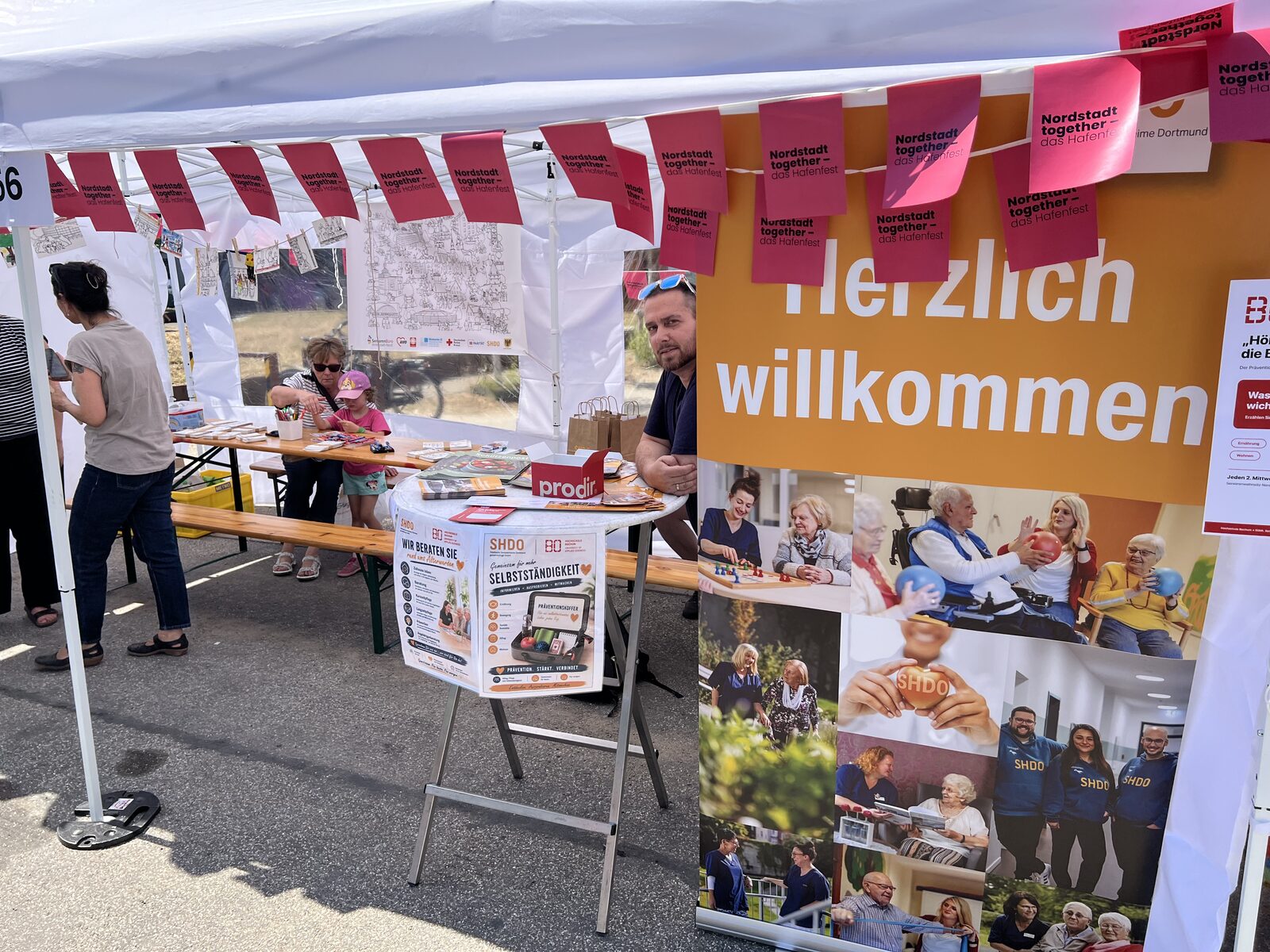 Unser Stand beim Hafenfest mit SHDO-Bannern und Gutscheinen
