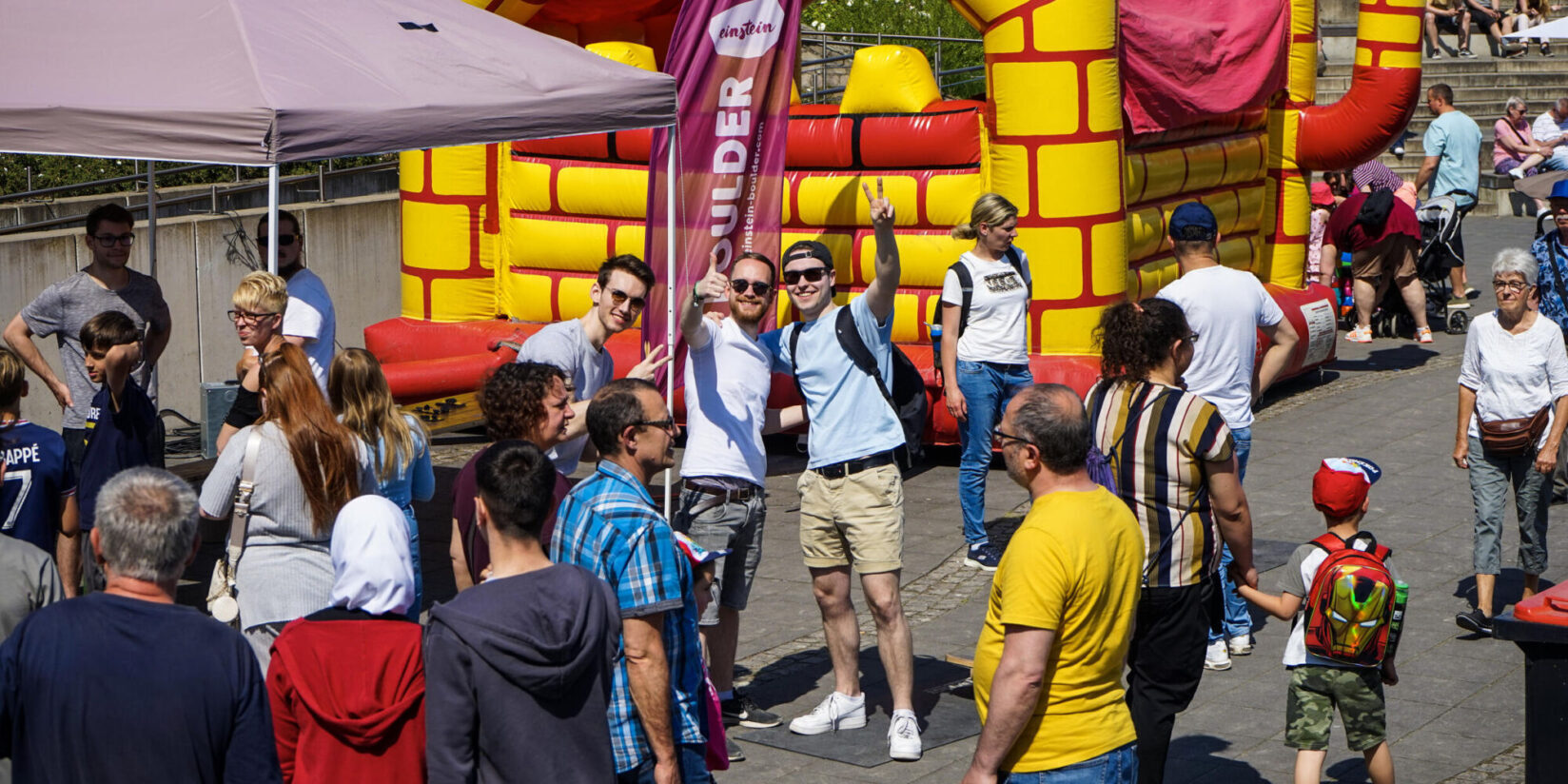Unser Team beim Hafenfest Dortmund vor der Hüpfburg