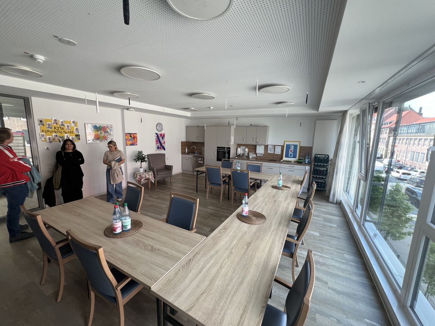 Heller Gruppenraum mit Küche im SHDO Nordstadt