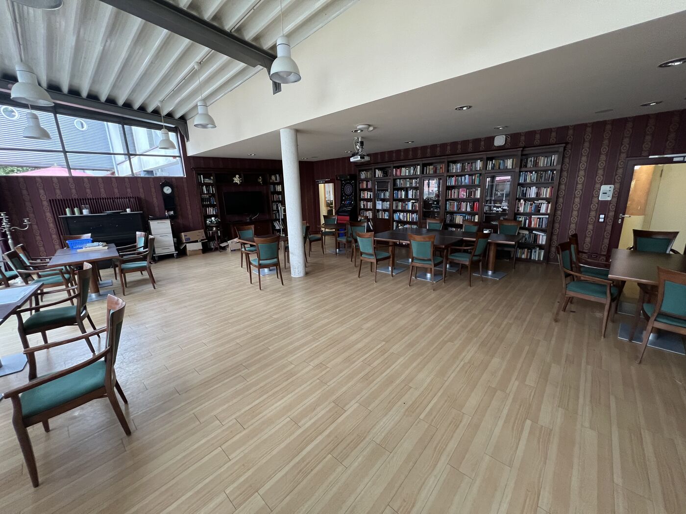 Gemeinschaftsraum mit Bibliothek in der Einrichtung am Zehnthof